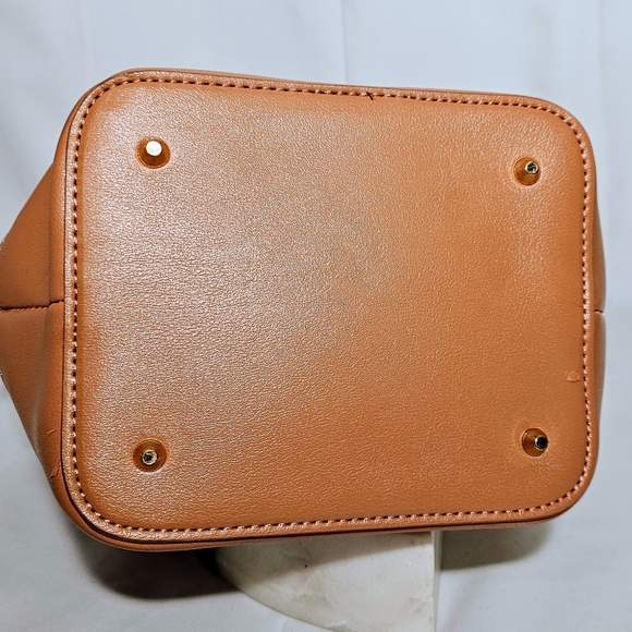 Vegan leather bucket handbag, Expressions NYC, EUC - Picture 10 of 11